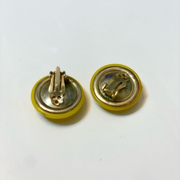 Vintage 1950’s Yellow Round Clip On Earrings - Picture 3 of 3